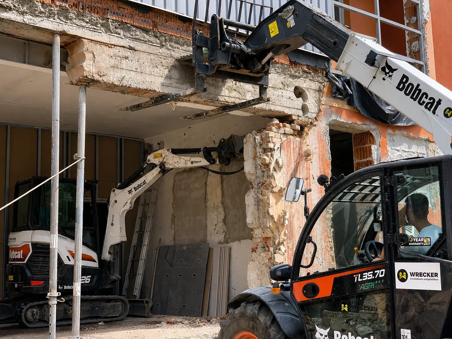 Teherhordó falak gépi bontása